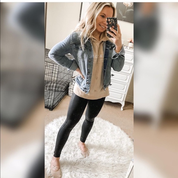 Meet your Posher, Kayla - Picture 4 of 6